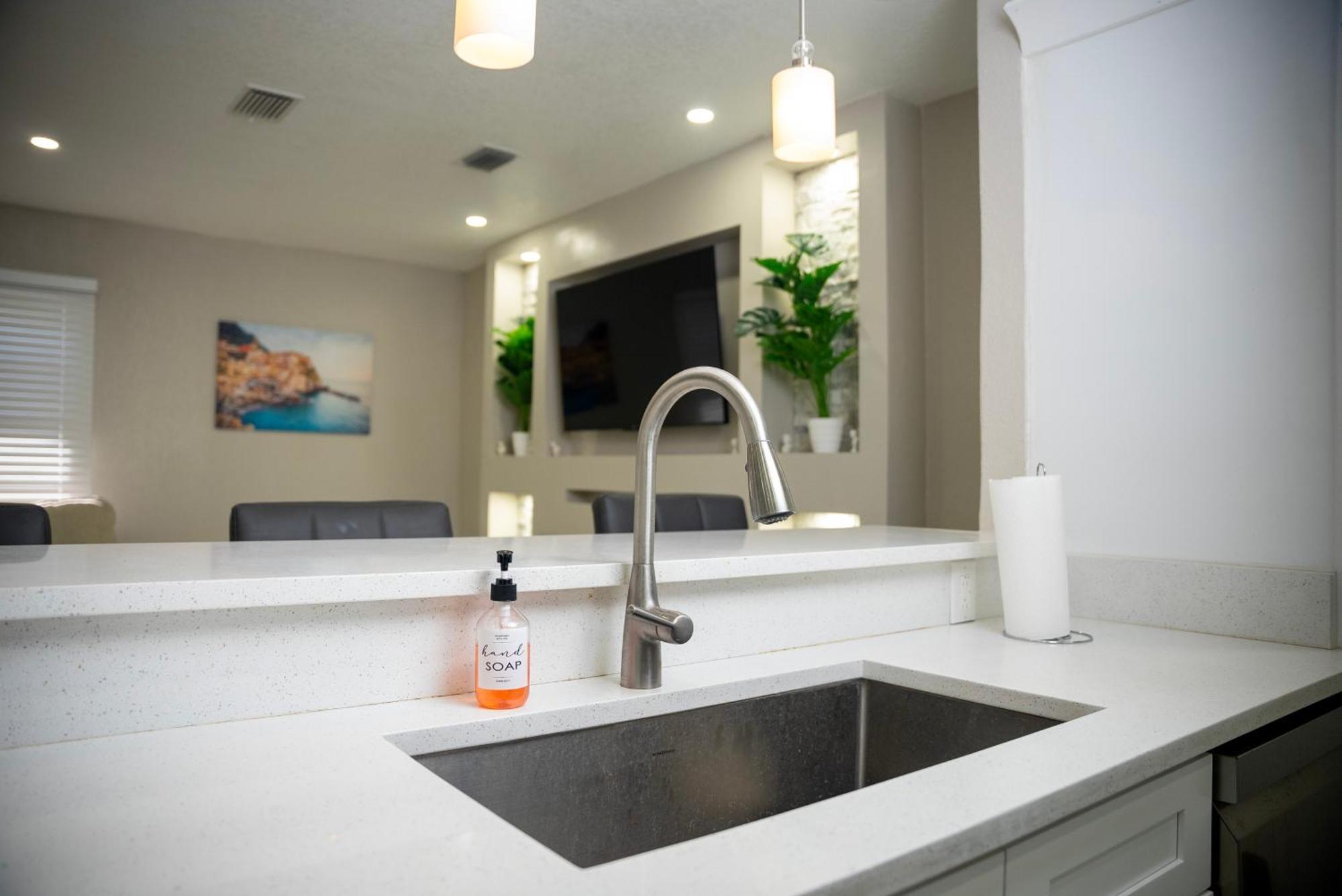 Stunning Modern Home In Tampa With Pool - Just 5 Minutes From Airport! Buitenkant foto