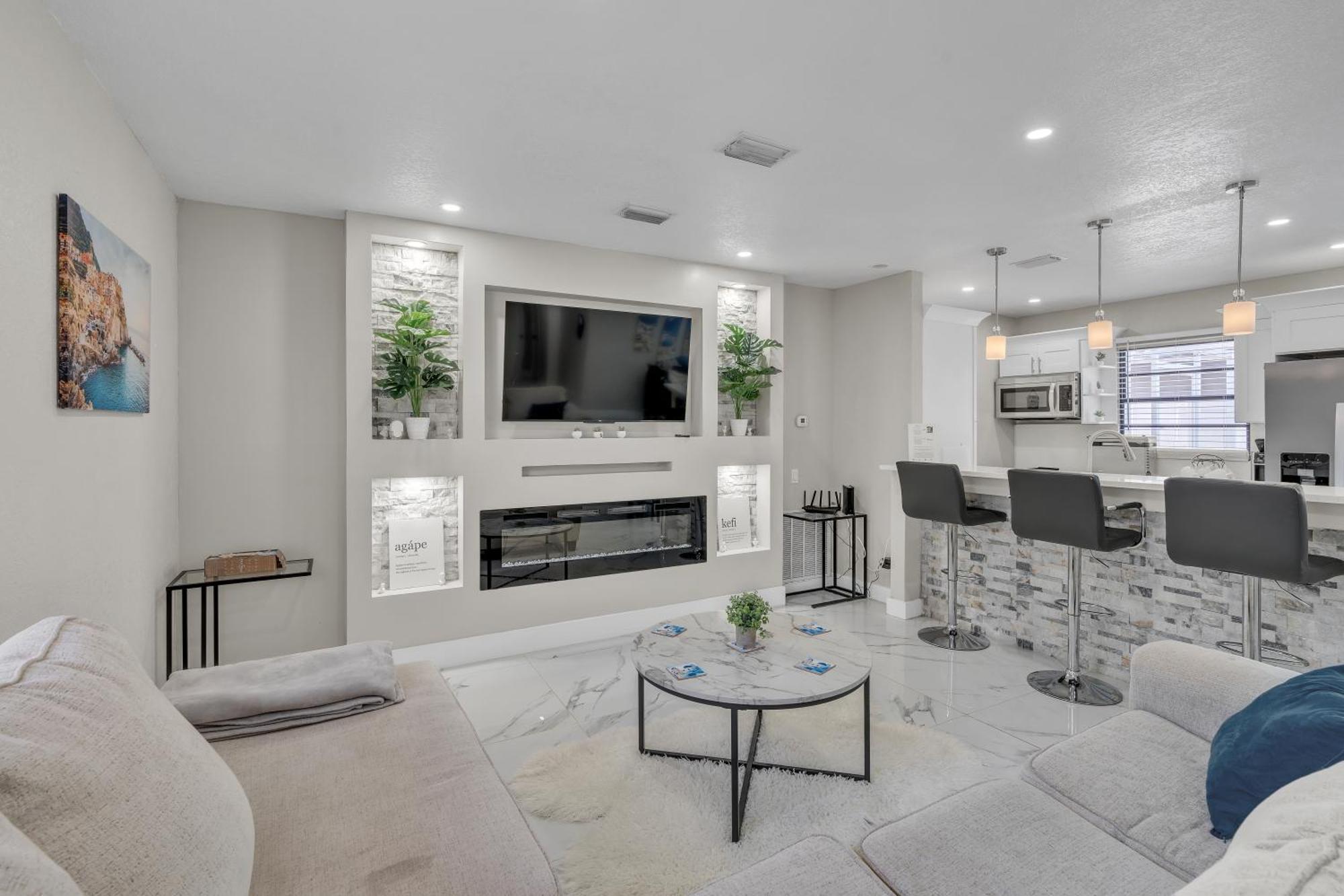Stunning Modern Home In Tampa With Pool - Just 5 Minutes From Airport! Buitenkant foto