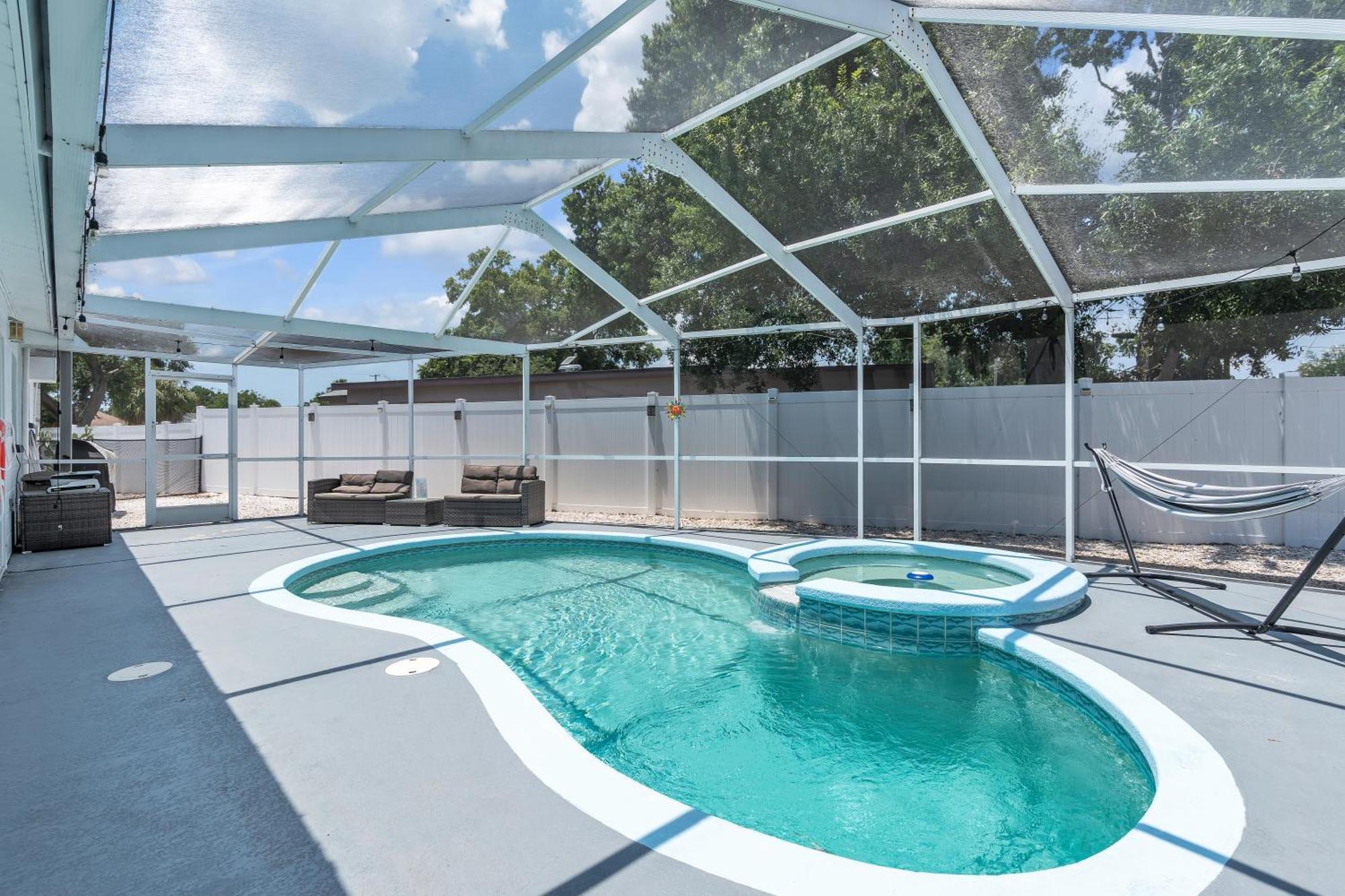 Stunning Modern Home In Tampa With Pool - Just 5 Minutes From Airport! Buitenkant foto